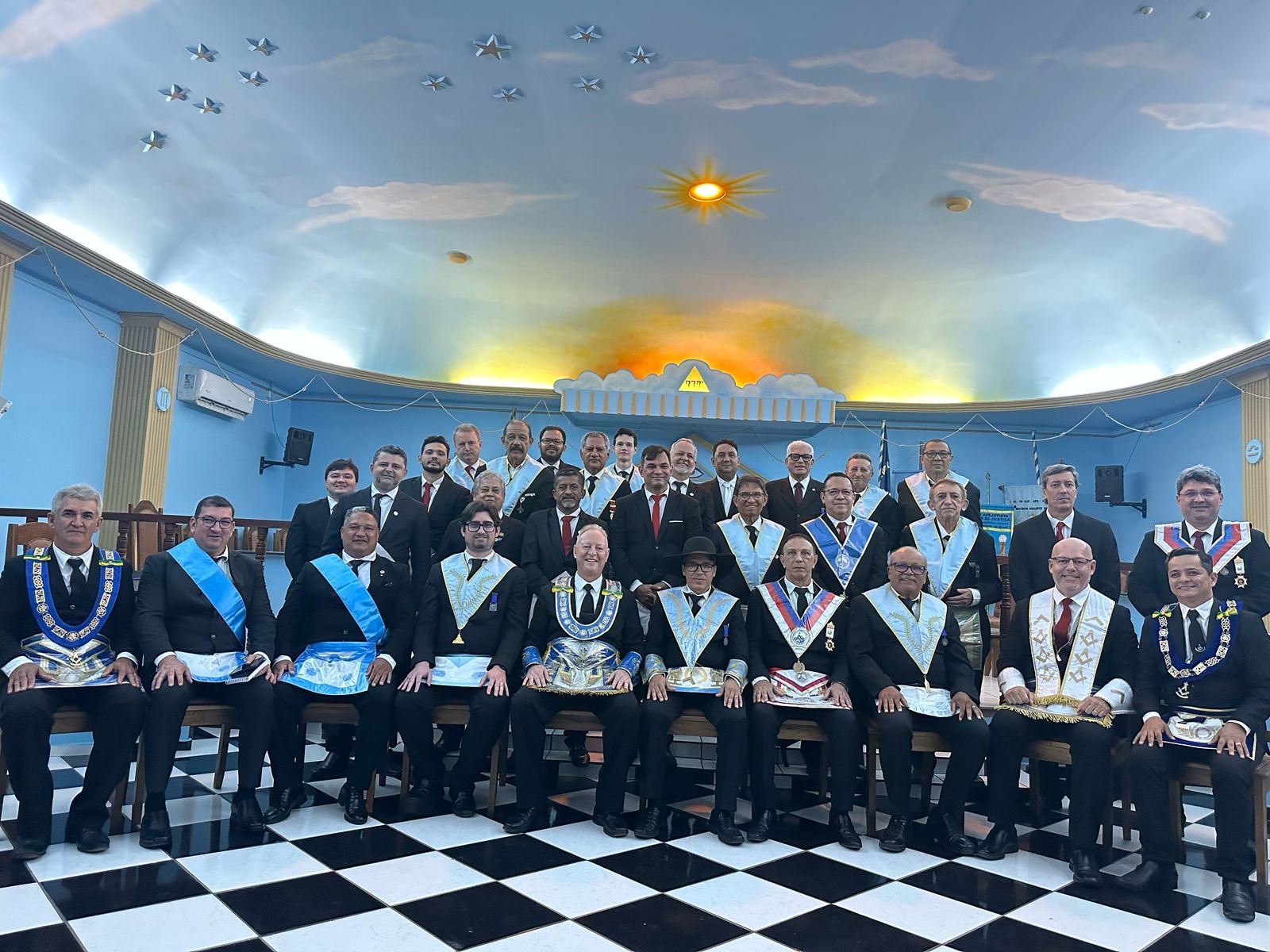 O Grão-Mestre do GOB-TO, Eminente Irmão José Teixeira, esteve auxiliando, na segunda-feira, 31/03/2025, às 20h00, nos trabalhos da ARLS Colunas da Justiça n° 2054, Araguaína, na Sessão de Filiação, seguida da Sessão de Regularização